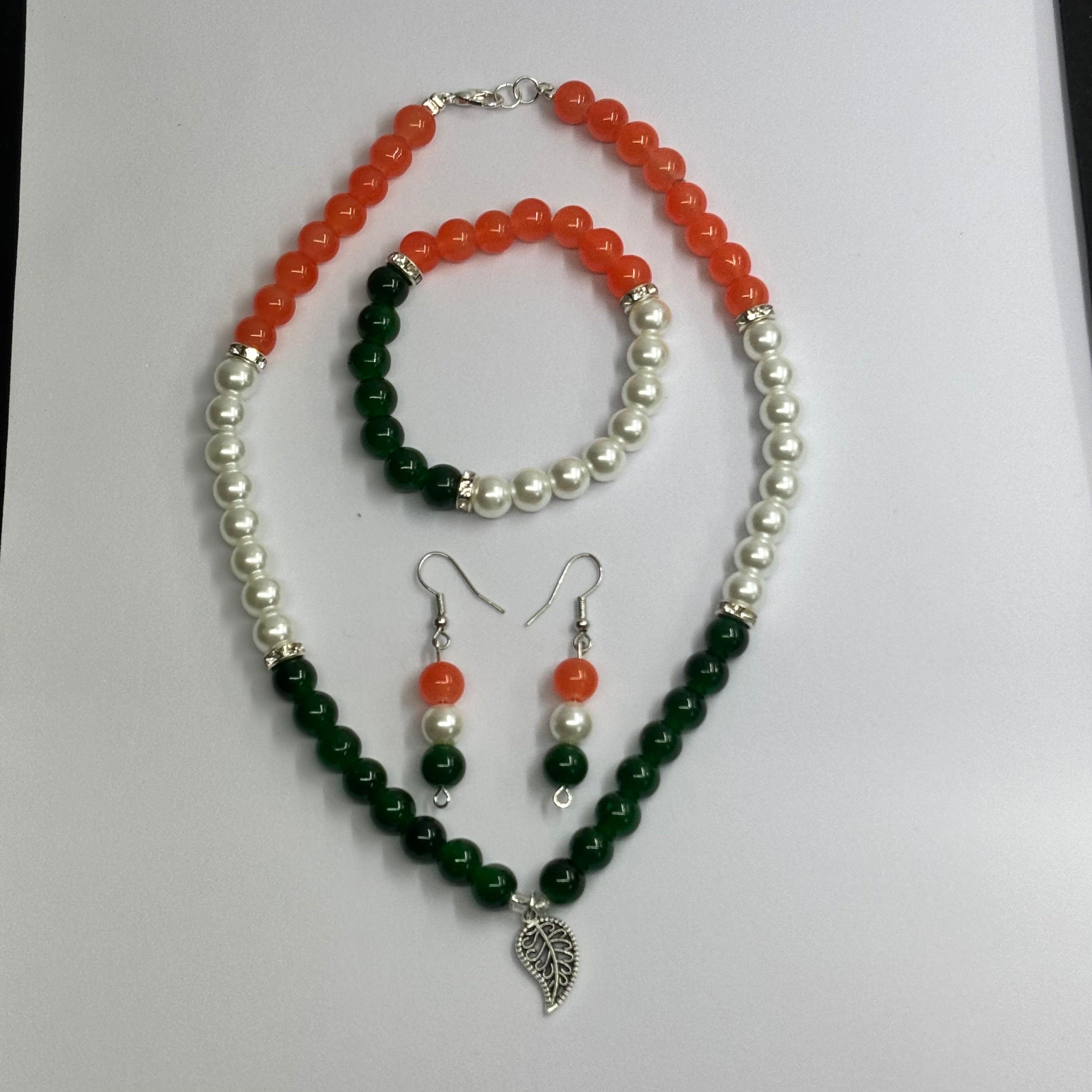 Handmade Tricolor Beaded Jewelry Set with Leaf Pendant